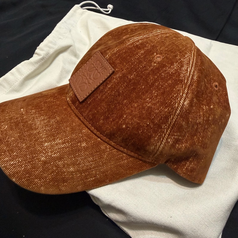 Loewe 絨皮 logo帽子 駝色-1