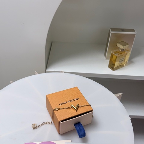 Louis Vuitton經典款手鏈Essential V 手鍊