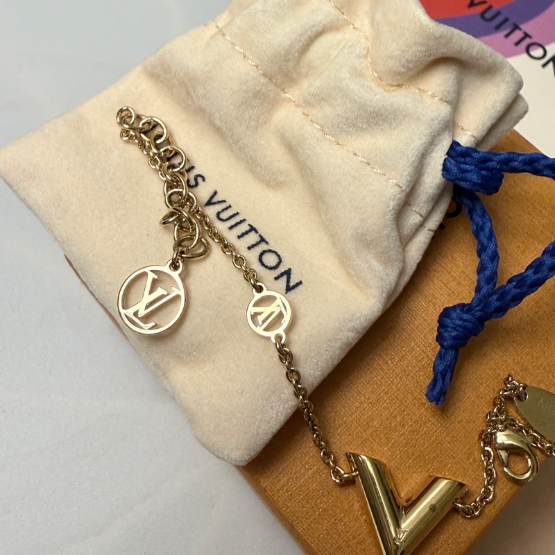 Louis Vuitton經典款手鏈Essential V 手鍊-12
