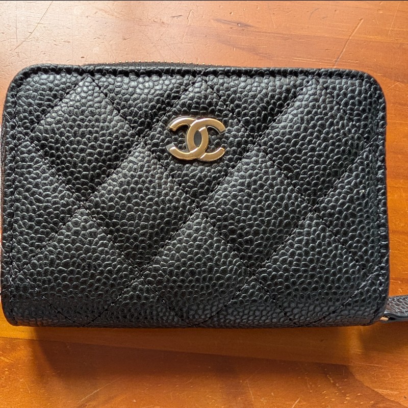 CHANEL 經典菱格紋魚子醬金色小香 LOGO拉鍊卡夾/零錢包(黑X酒紅) ✨最新晶片款-0