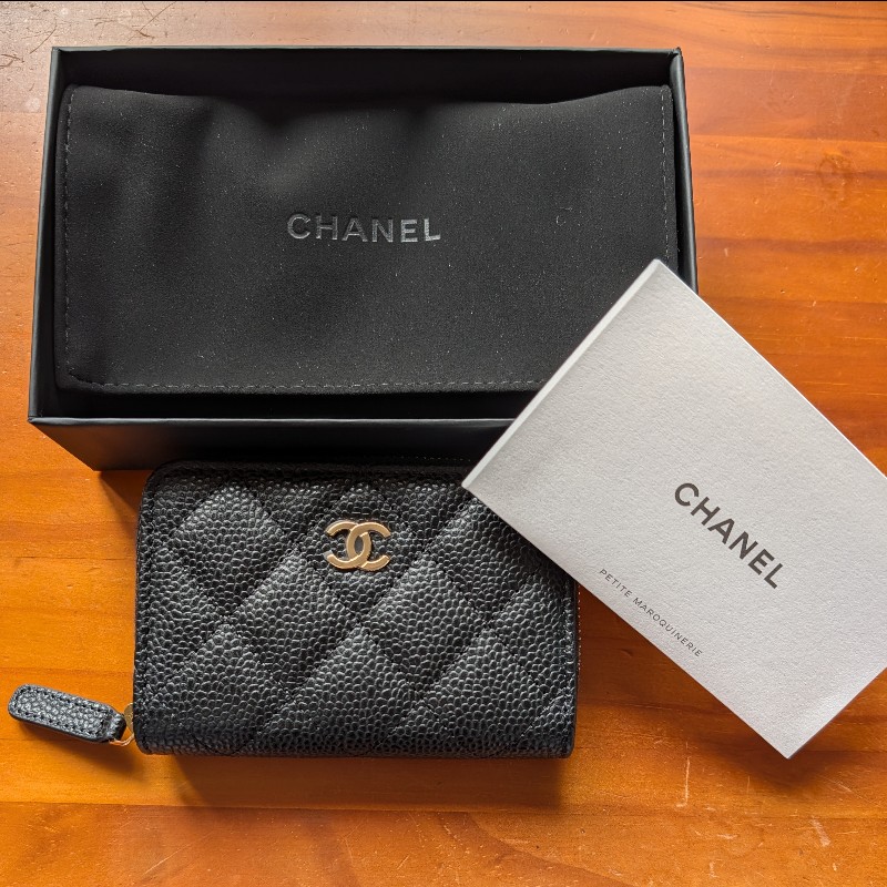CHANEL 經典菱格紋魚子醬金色小香 LOGO拉鍊卡夾/零錢包(黑X酒紅) ✨最新晶片款-3