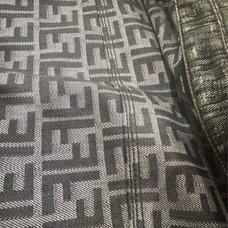 FENDI黑灰色滿版logo牛仔外套-4