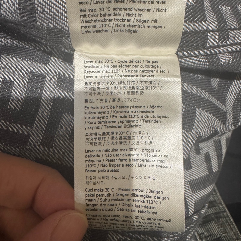 FENDI黑灰色滿版logo牛仔外套-14