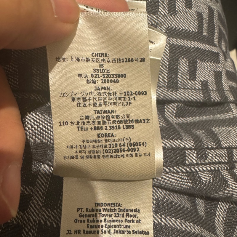 FENDI黑灰色滿版logo牛仔外套-17