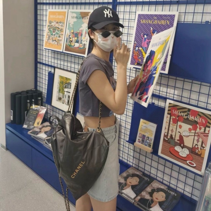 Chanel 芯片款 22bag槍灰色金字後背包34*36*8 cm 98新配件塵袋-1