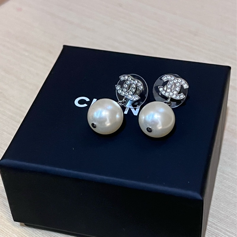 ✨Chanel✨經典款雙C垂墜珍珠耳環-2