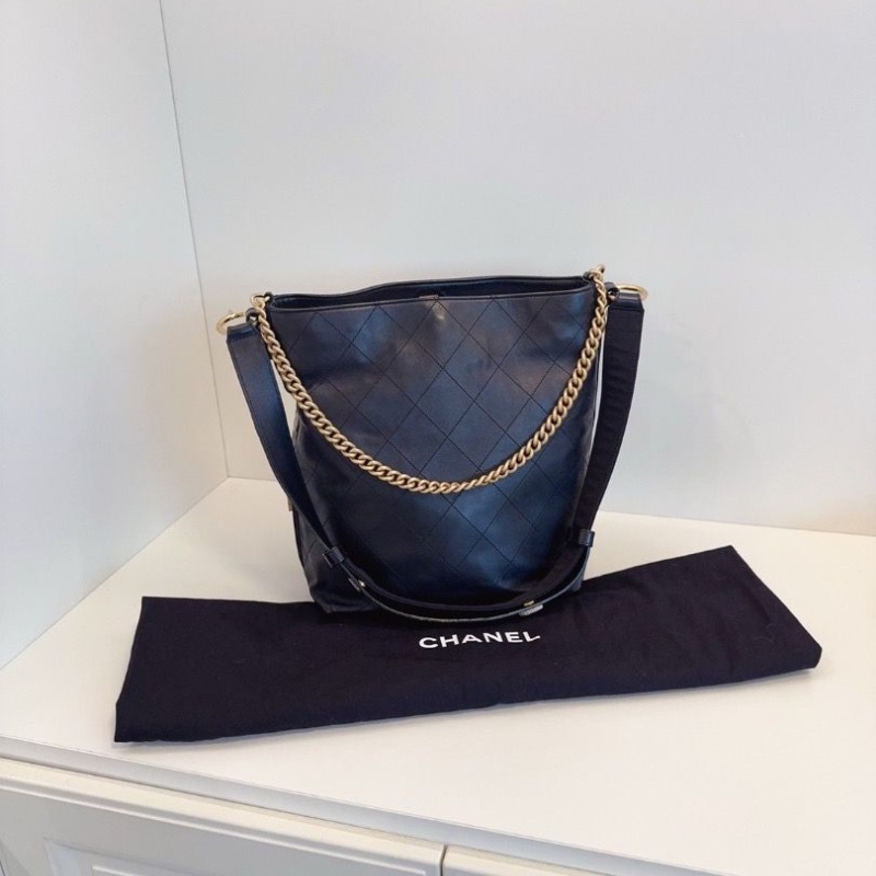 Chanel 黑金嬉皮士徽章水桶包 小號24*29*15 98新配件塵袋-2