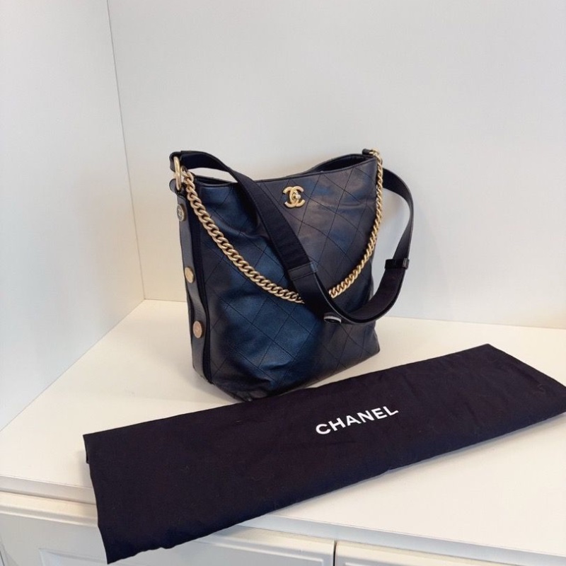 Chanel 黑金嬉皮士徽章水桶包 小號24*29*15 98新配件塵袋-3