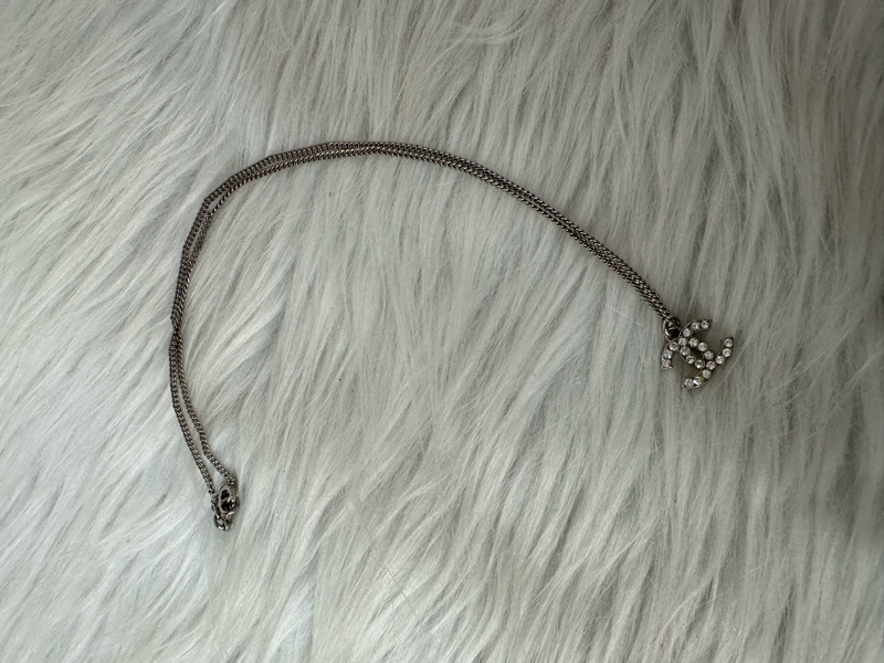 Chanel 銀色雙C水鑽項鍊-11