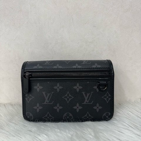 LV M12599 黑花黑釦斜背包 郵差包