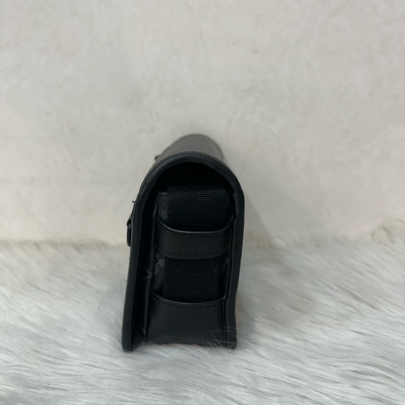 LV M12599 黑花黑釦斜背包 郵差包-1