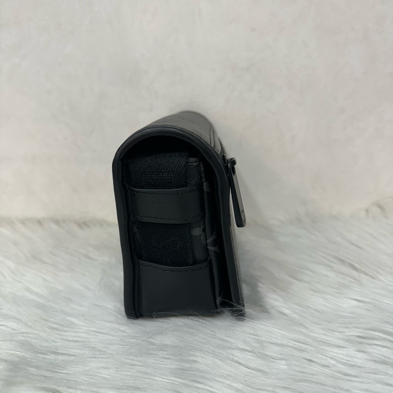 LV M12599 黑花黑釦斜背包 郵差包-3