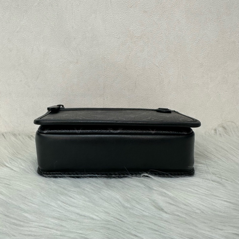 LV M12599 黑花黑釦斜背包 郵差包-4