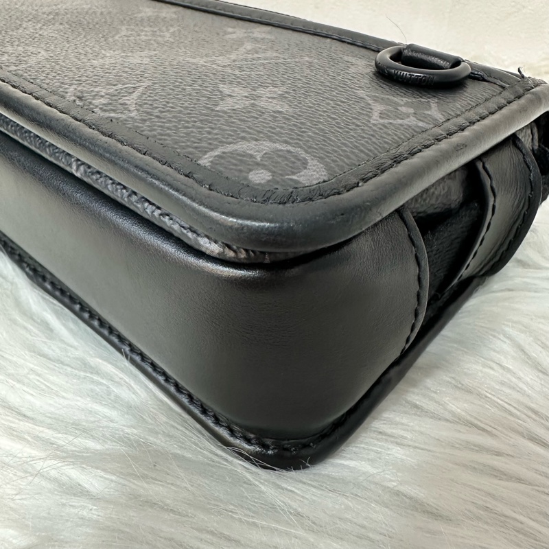 LV M12599 黑花黑釦斜背包 郵差包-5