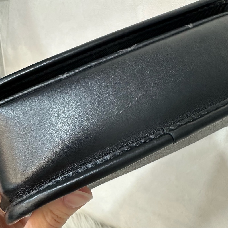 LV M12599 黑花黑釦斜背包 郵差包-6