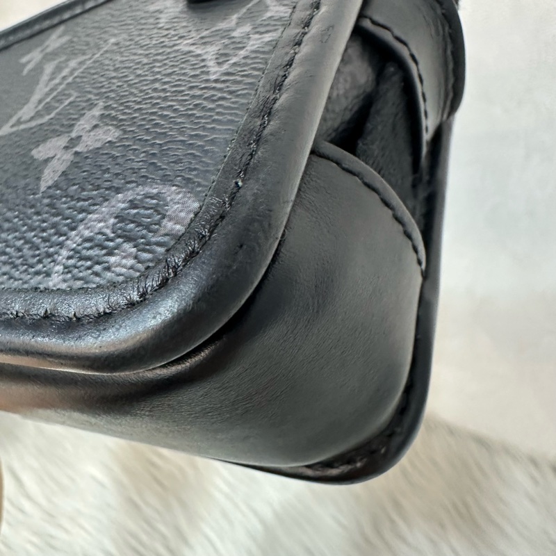 LV M12599 黑花黑釦斜背包 郵差包-8