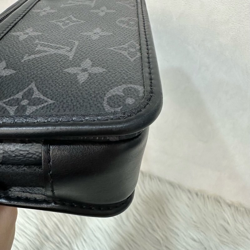 LV M12599 黑花黑釦斜背包 郵差包-9