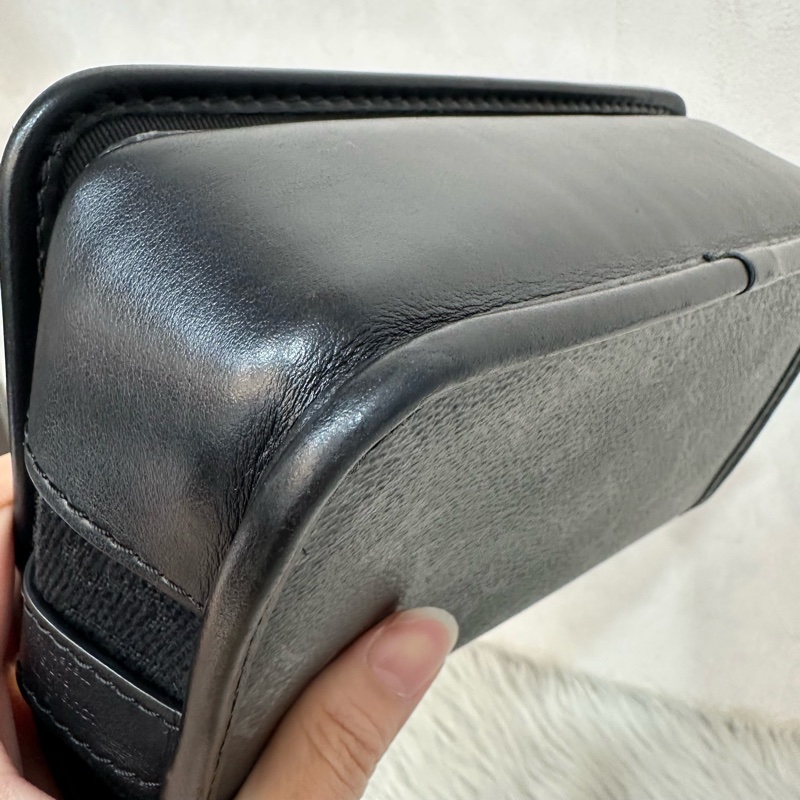 LV M12599 黑花黑釦斜背包 郵差包-10