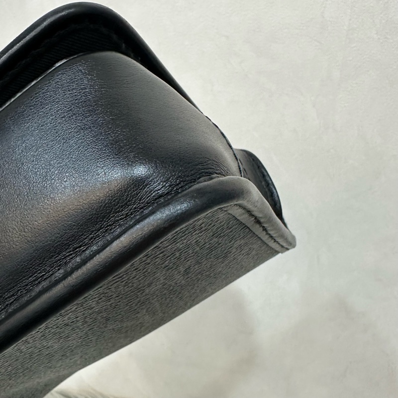 LV M12599 黑花黑釦斜背包 郵差包-11