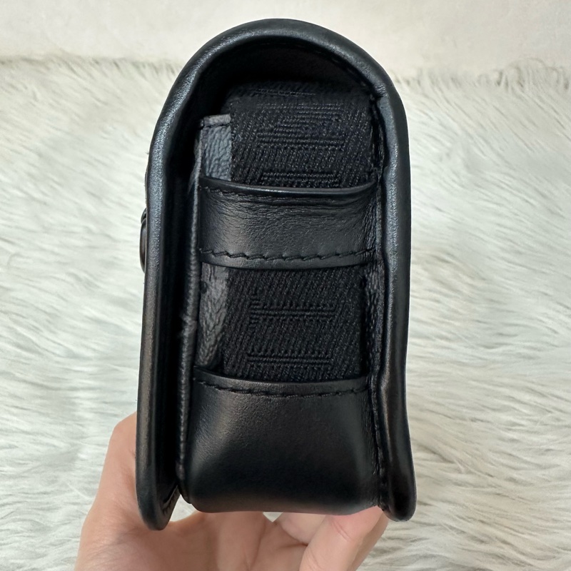 LV M12599 黑花黑釦斜背包 郵差包-12