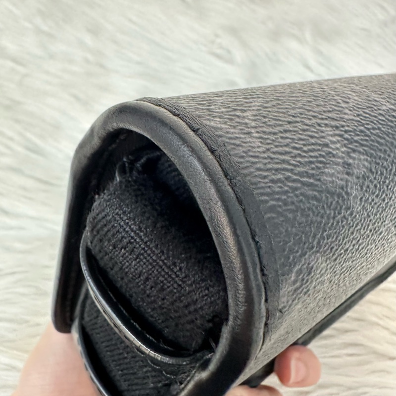 LV M12599 黑花黑釦斜背包 郵差包-13