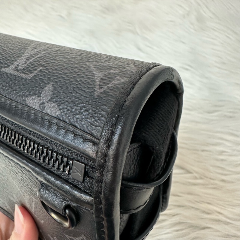 LV M12599 黑花黑釦斜背包 郵差包-14