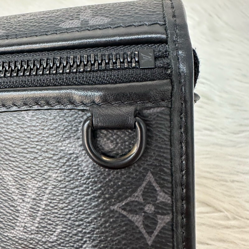 LV M12599 黑花黑釦斜背包 郵差包-15