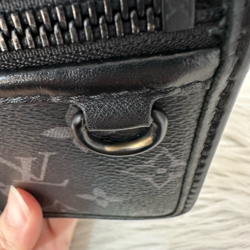 LV M12599 黑花黑釦斜背包 郵差包-16