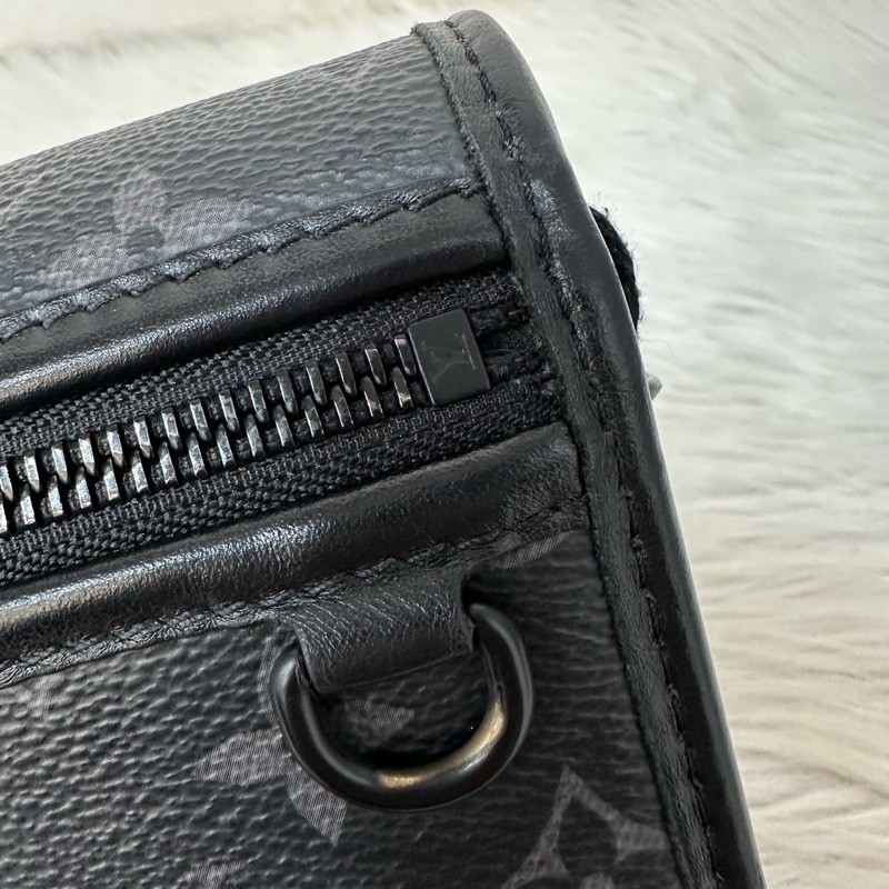LV M12599 黑花黑釦斜背包 郵差包-17