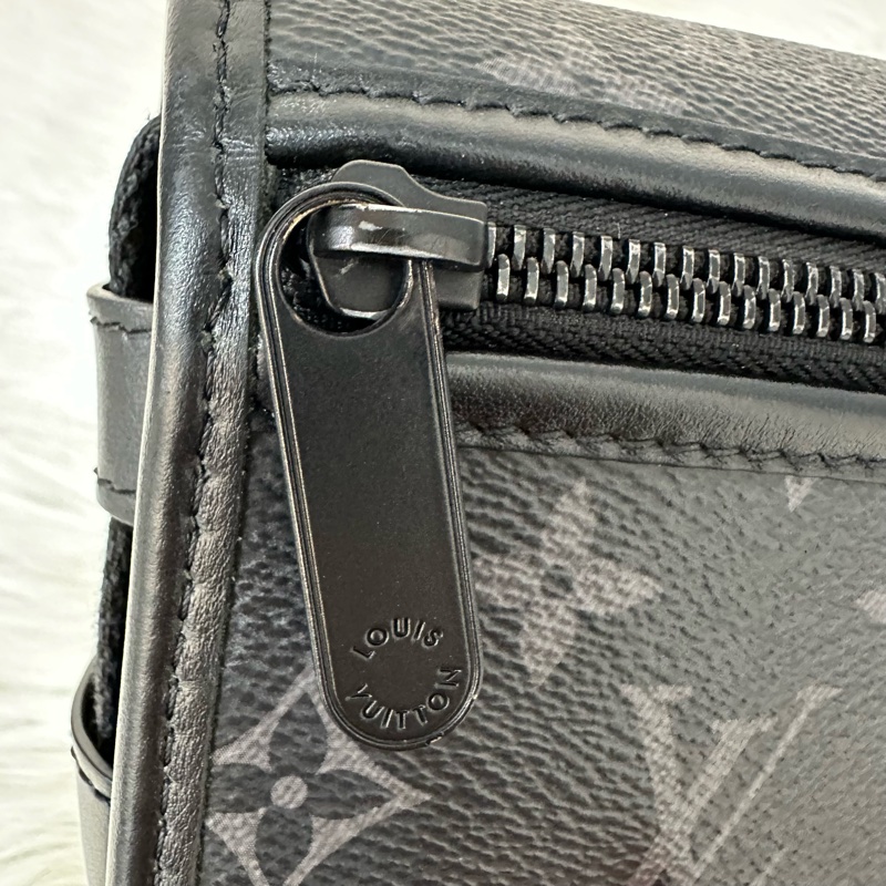 LV M12599 黑花黑釦斜背包 郵差包-18
