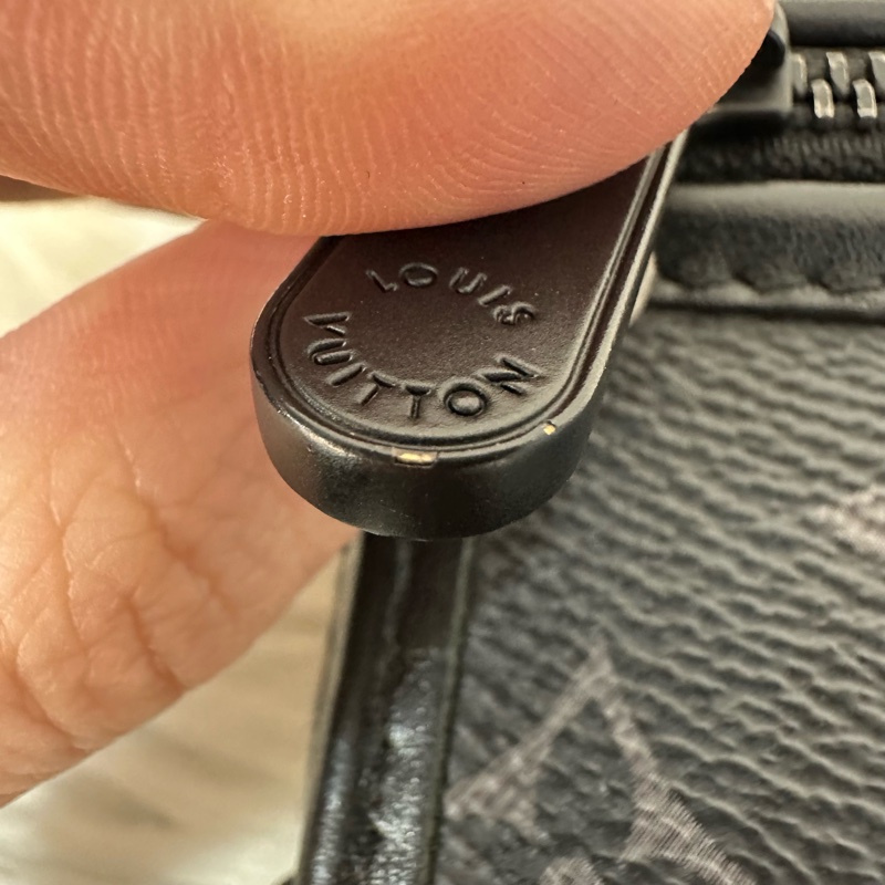 LV M12599 黑花黑釦斜背包 郵差包-19