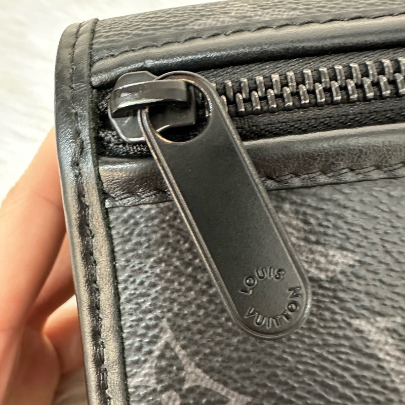 LV M12599 黑花黑釦斜背包 郵差包-20