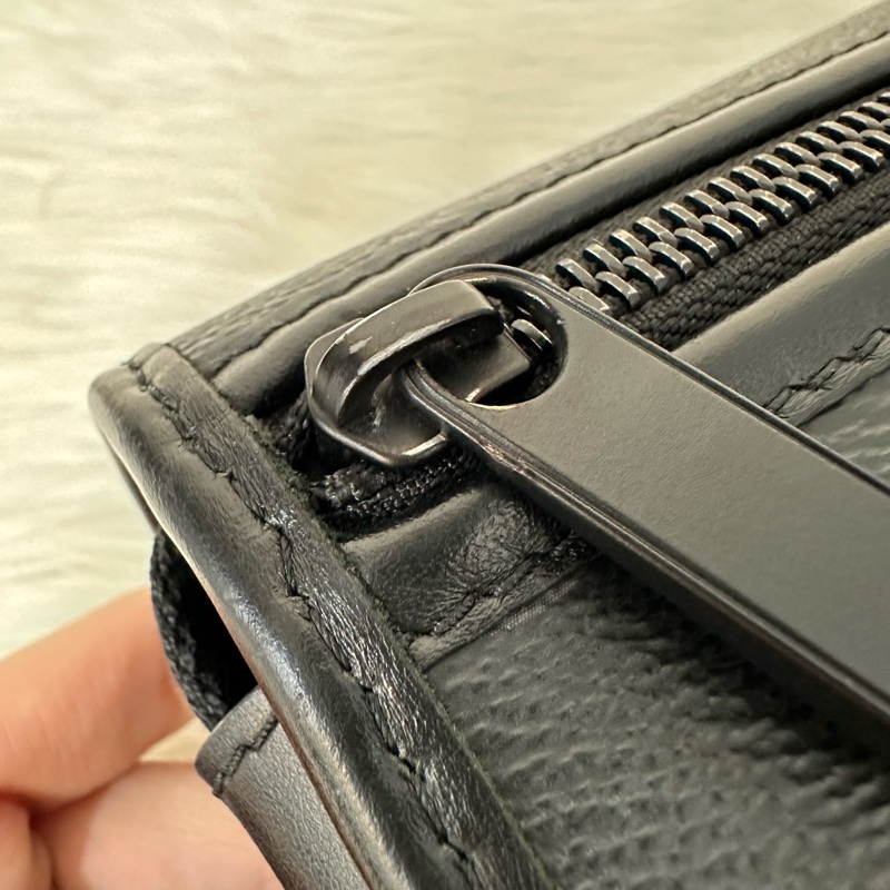 LV M12599 黑花黑釦斜背包 郵差包-21