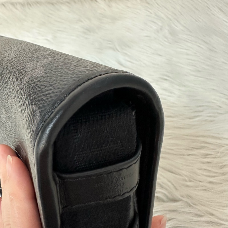 LV M12599 黑花黑釦斜背包 郵差包-23