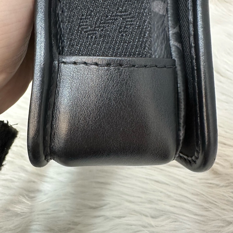 LV M12599 黑花黑釦斜背包 郵差包-25