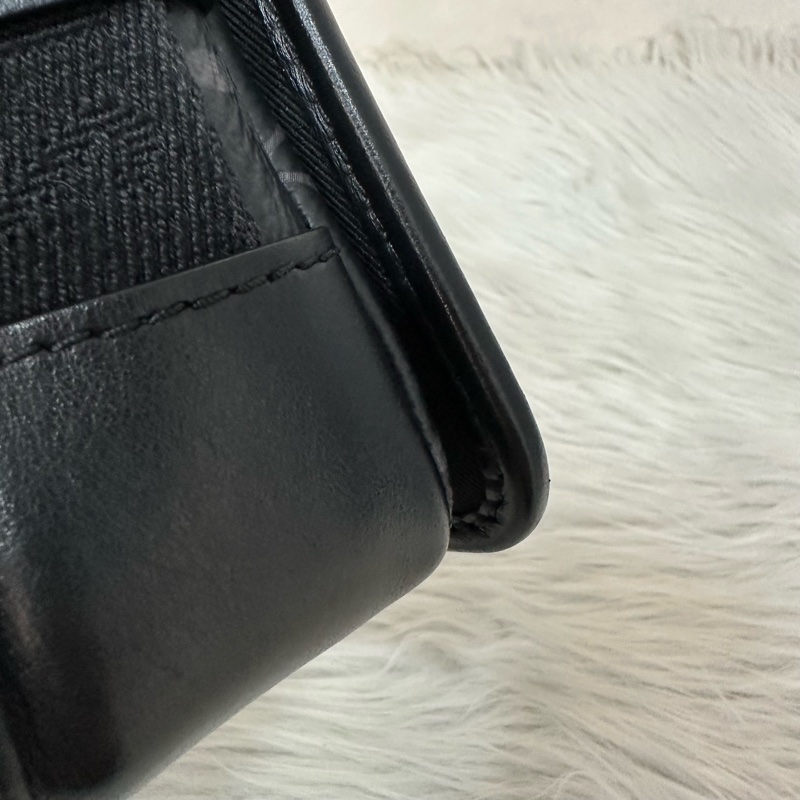 LV M12599 黑花黑釦斜背包 郵差包-26