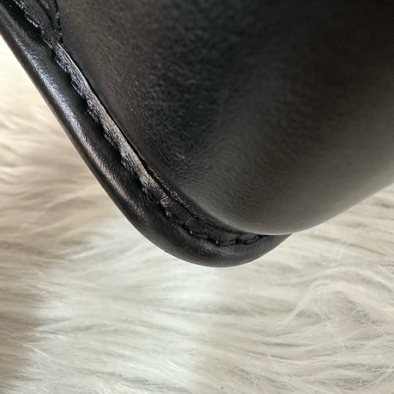 LV M12599 黑花黑釦斜背包 郵差包-27