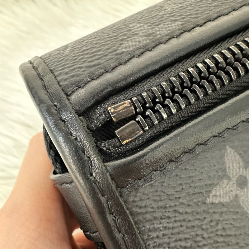 LV M12599 黑花黑釦斜背包 郵差包-28