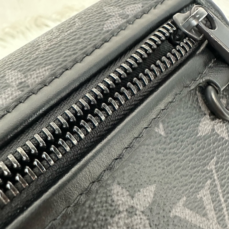 LV M12599 黑花黑釦斜背包 郵差包-30