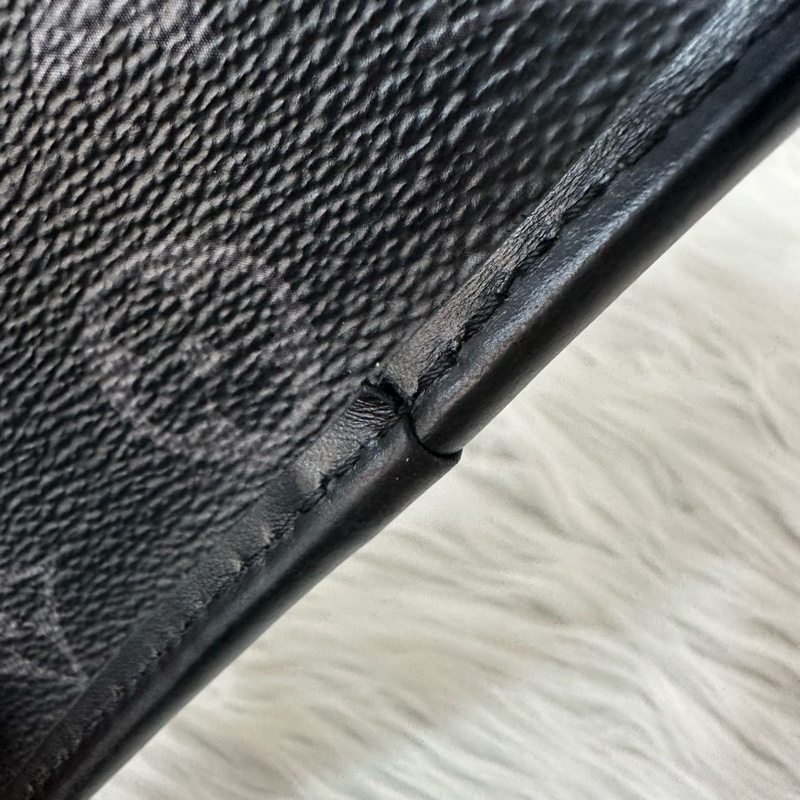 LV M12599 黑花黑釦斜背包 郵差包-31