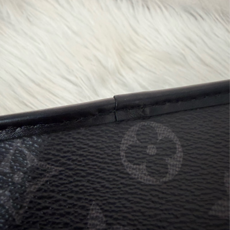 LV M12599 黑花黑釦斜背包 郵差包-34