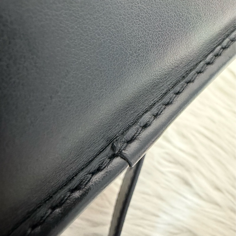 LV M12599 黑花黑釦斜背包 郵差包-35