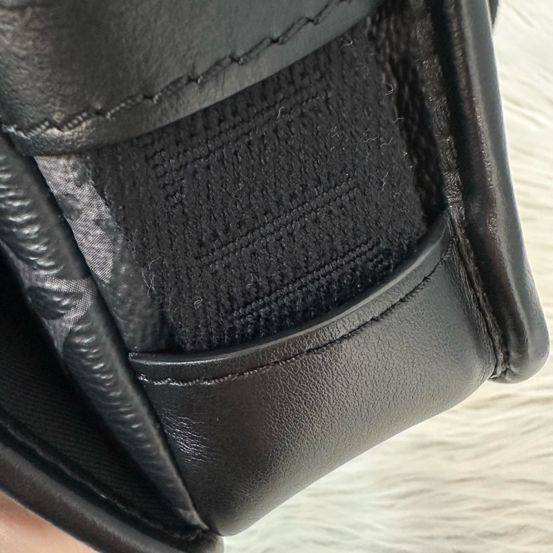 LV M12599 黑花黑釦斜背包 郵差包-38