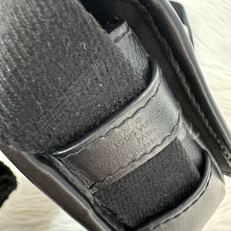 LV M12599 黑花黑釦斜背包 郵差包-39