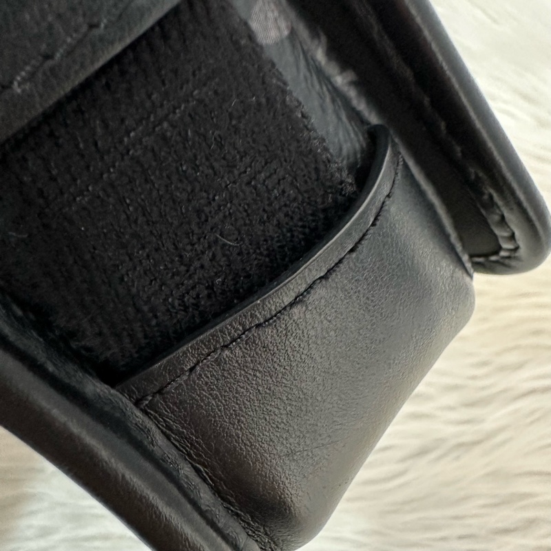 LV M12599 黑花黑釦斜背包 郵差包-40