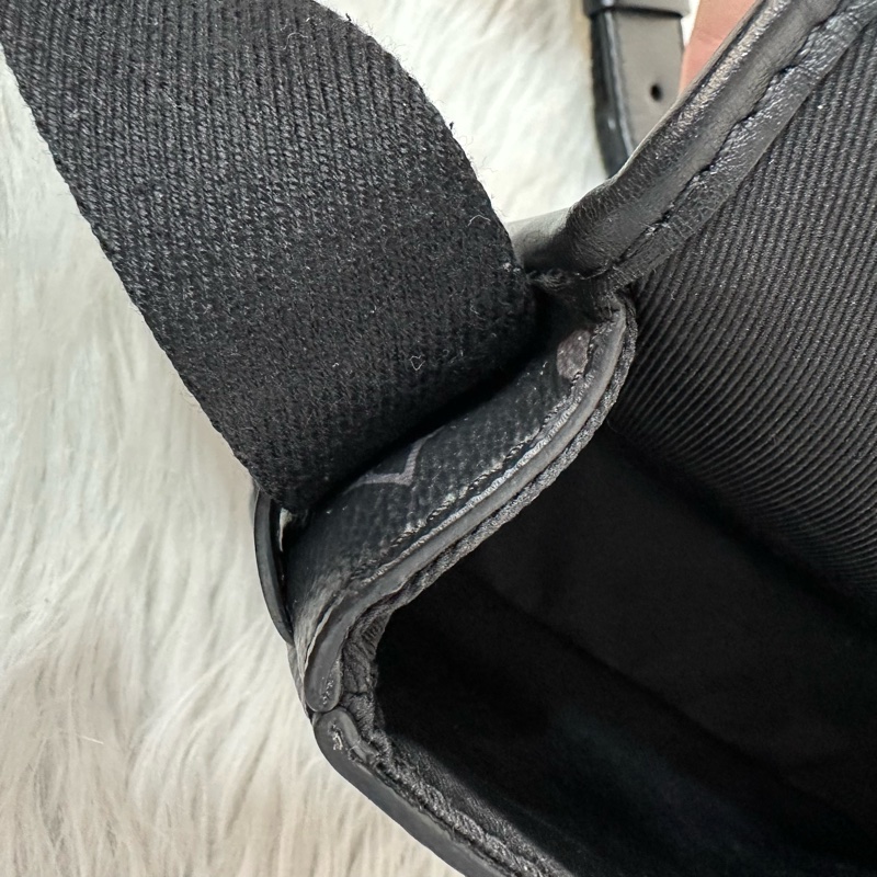 LV M12599 黑花黑釦斜背包 郵差包-42