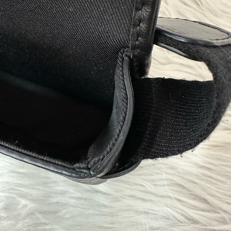 LV M12599 黑花黑釦斜背包 郵差包-43