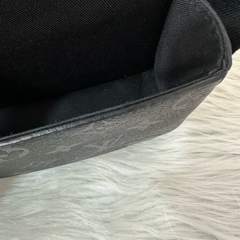 LV M12599 黑花黑釦斜背包 郵差包-44