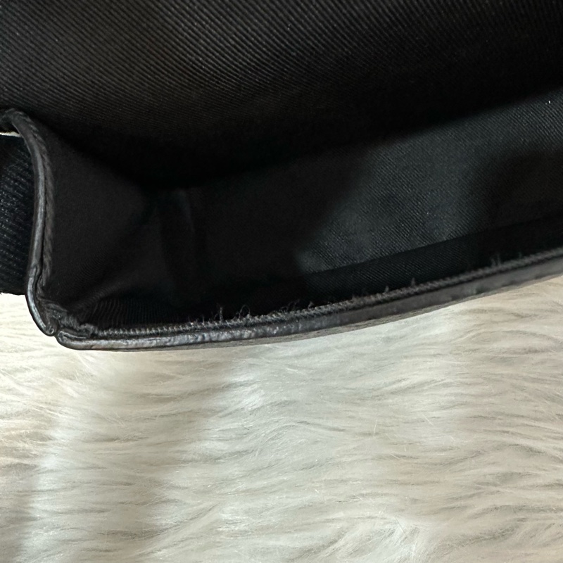 LV M12599 黑花黑釦斜背包 郵差包-45