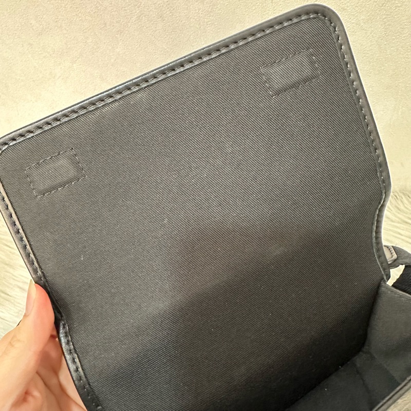 LV M12599 黑花黑釦斜背包 郵差包-46